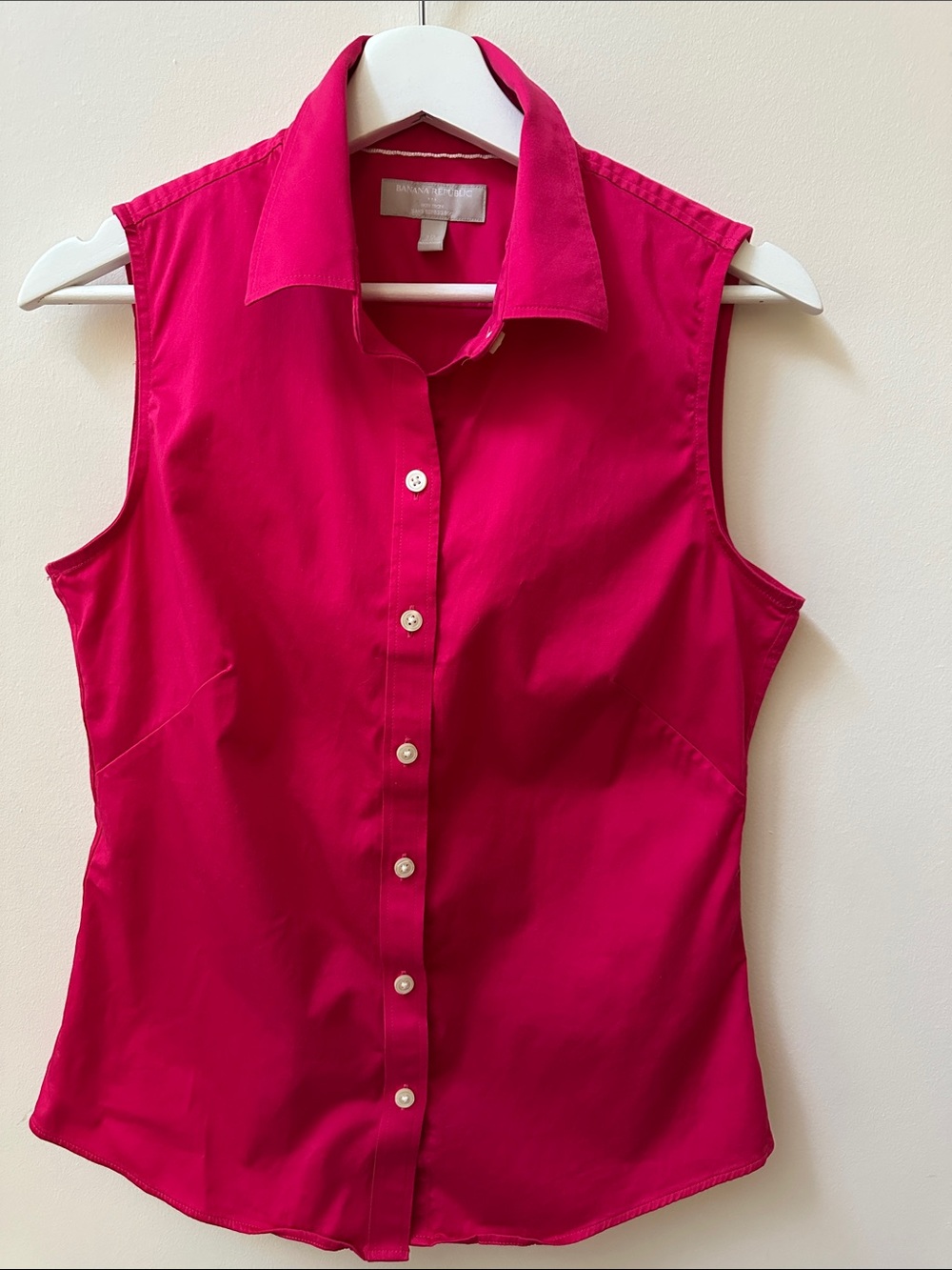 Banana Republic Sleeveless Button-Down Top in Hot Pink
